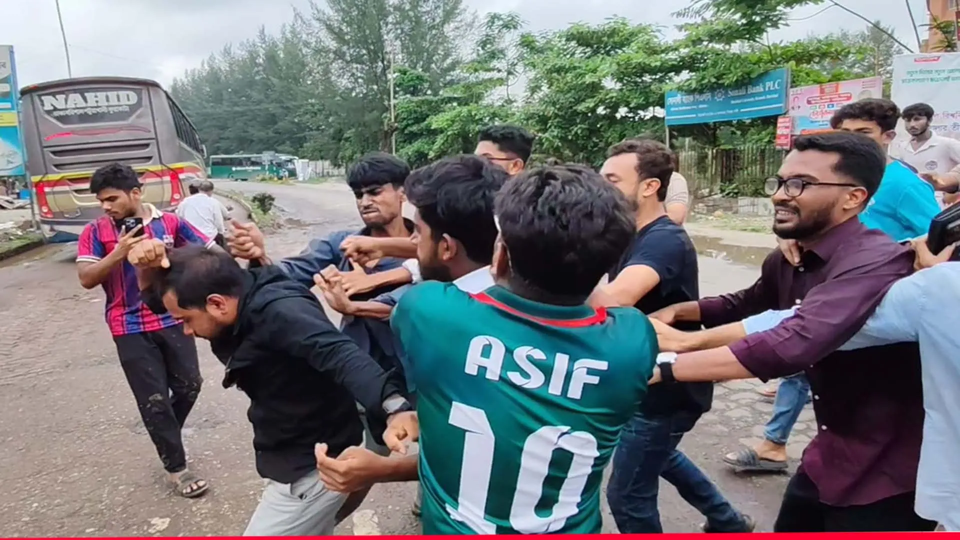 বরিশাল বিশ্ববিদ্যালয়ে ছাত্রদল-ছাত্রশিবির সংঘর্ষ, আহত অন্তত ১০